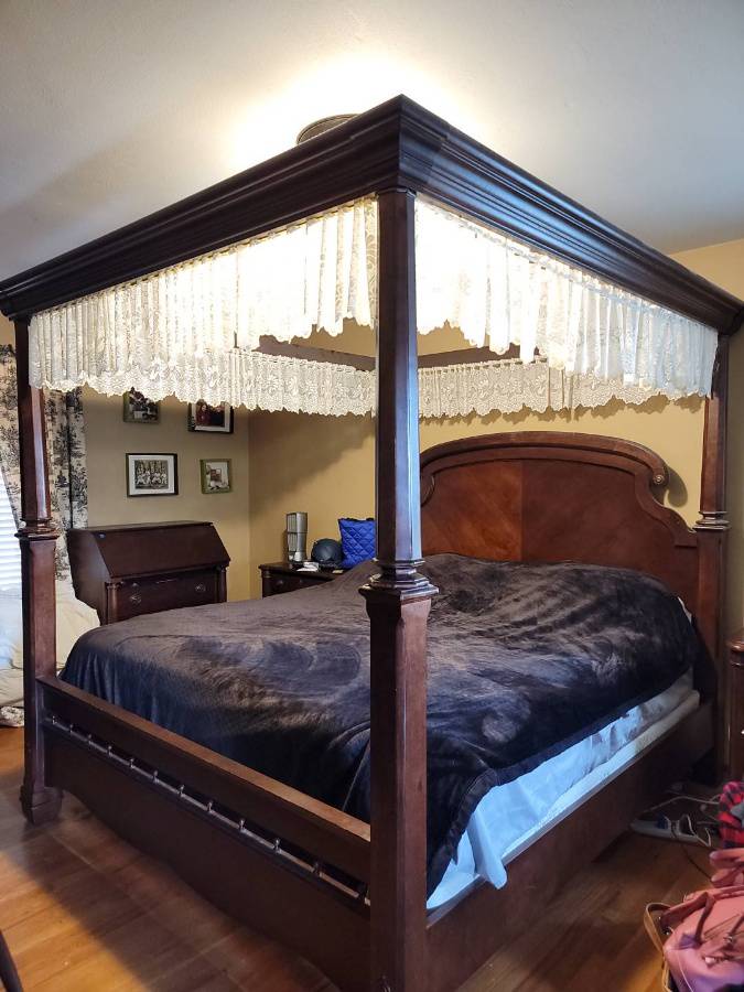 Broyhill 4 poster canopy bed